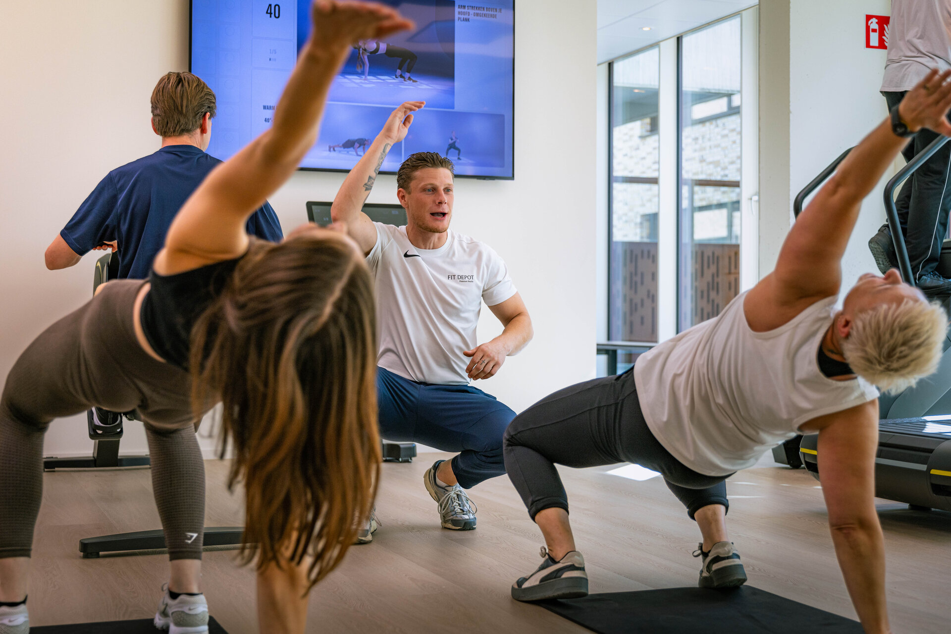 Coach begeleidt Small Group Training bij Fit Depot